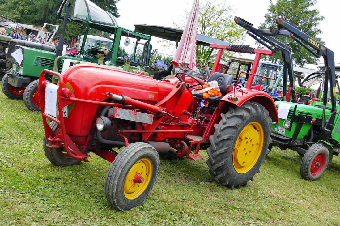 Foto: Martin Zehrer - Traktortreffen 2016 in Oberwappenöst<br />
Trotz Regen am Vormittag kamen an diesem Sonntag ca. 120 Oldtimer-Bulldogs und unzählige Besucher. Zum Mittag hin klarte das Wetter  