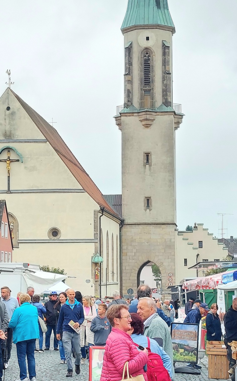 Foto: Martin Zehrer - Bauernmarkt in Kemnath - gut besucht am Donnerstag<br />
<br />
Diesen Donnerstag verwandelt sich der Kemnather Marktplatz in ein lebendiges Zentrum regionaler Vielfalt. Auch diesm 