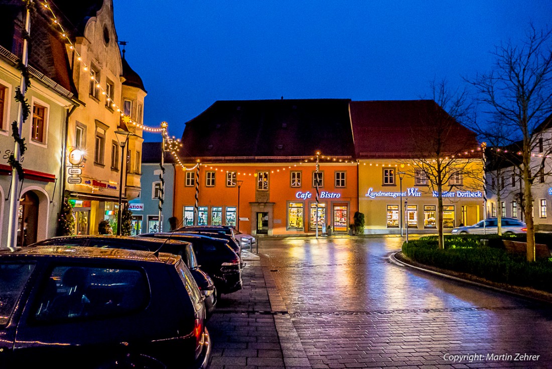 Foto: Martin Zehrer - Tirschenreuther Stadtplatz am 4. Dezember 2015 - Die Weihnachts- und Hausbeleuchtungen spiegeln sich... Der 2. Advent steht vor der Türe :-) 