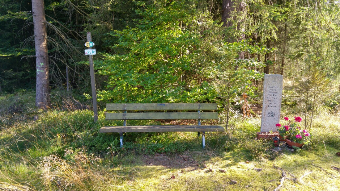 Foto: Martin Zehrer - Fahrrad-Tour:<br />
<br />
Oase der Ruhe, mitten im Wald:<br />
Ein kleiner Wegweiser, eine Bank und ein Gedenkstein, der nachdenklich stimmt... 