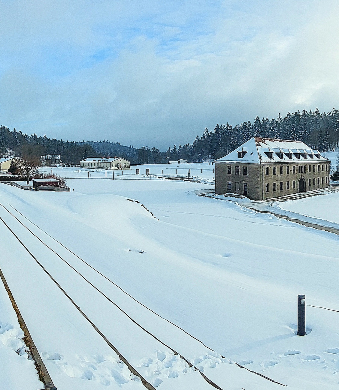 Das Konzentrationslager Flossenbürg (auch KZ Flossenbürg) war von 1938 bis zum 23. April 1945 ein Konzentrationslager im Deutschen Reich, in der Gemeinde Flossenbürg bei Weiden im Oberpfälzer Wald, etwa auf halber Strecke zwischen Nürnberg und Prag, nahe der Grenze zum damaligen Sudetenland. 

Die KZ-Häftlinge wurden zum Abbau des Flossenbürger Granits im Steinbruch und später zur Produktion des Jagdflugzeugs Messerschmitt Bf 109 der Messerschmitt GmbH Regensburg eingesetzt. 

Von den etwa 100.000 Gefangenen kamen mindestens 30.000 ums Leben. Dem Stammlager waren zudem fast 90 KZ-Außenlager zugeordnet. Heute befindet sich auf einem Teil des ehemaligen Lagergeländes die KZ-Gedenkstätte Flossenbürg.

Text-Quelle: www.wikipedia.de