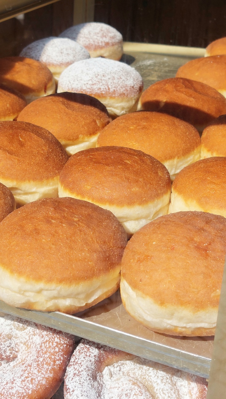 Foto: Martin Zehrer - Leckere Krapfen vom Bäcker-Adl...<br />
Wunderschönes Wetter in Kemnath, wundervoller Markt-Sonntag auf dem historischen Stadtplatz, jeder Verkaufsstand ein Genuß fürJung und  