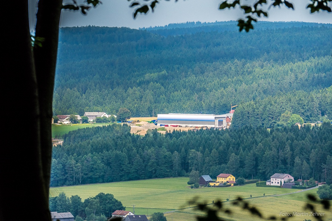 Foto: Martin Zehrer - Vom Armesberg aus gesehen... Das Abbruchunternehmen Plannerer mit seinen Werkshallen... 