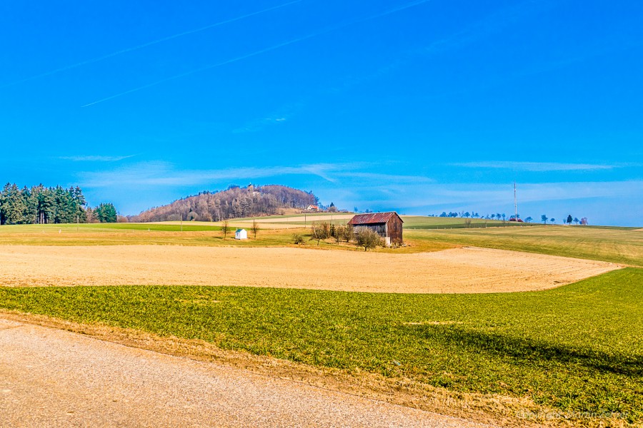 Foto: Martin Zehrer - An einem Frühlingsmorgen im März 2015. Der Blick vom Dorf Godas zum Armesberg hinauf. Die Scheune (Stodl) in Mitte der Landschaft gehört den Aussiedler-Bauern Kalmer, auc 