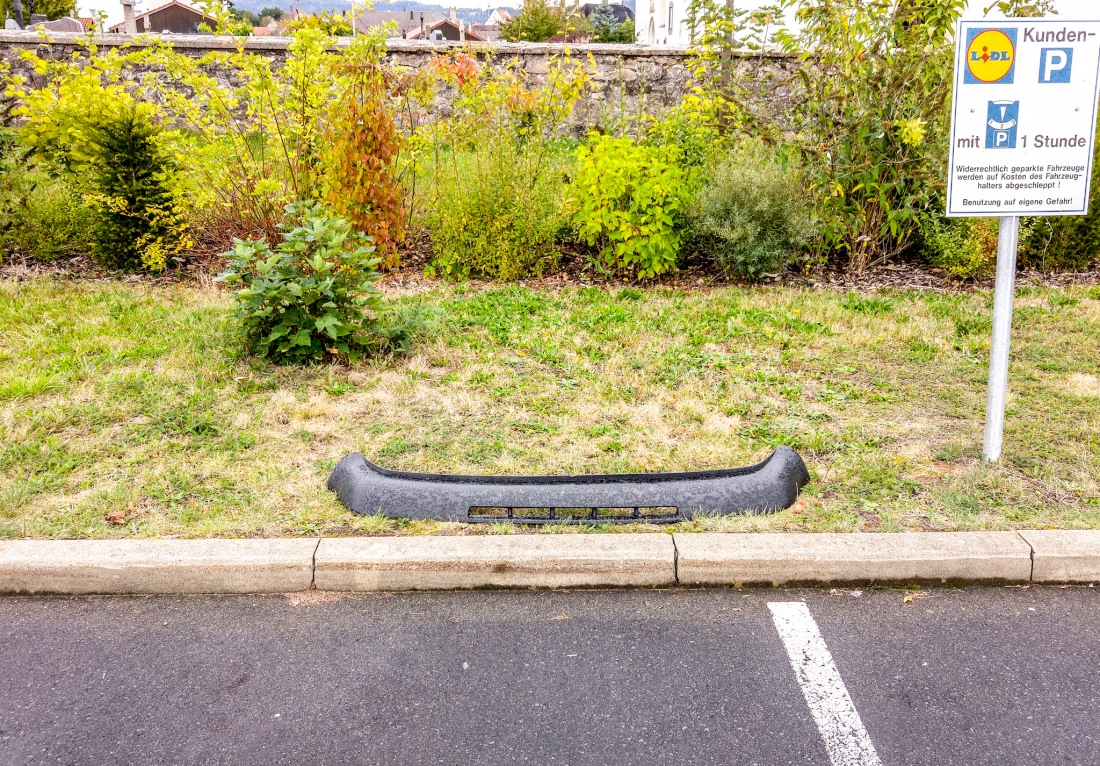 Foto: Martin Zehrer - Vermisstes Stossstangenteil auf Liedl-Parkplatz in Kemnath aufgetaucht... ;-) 