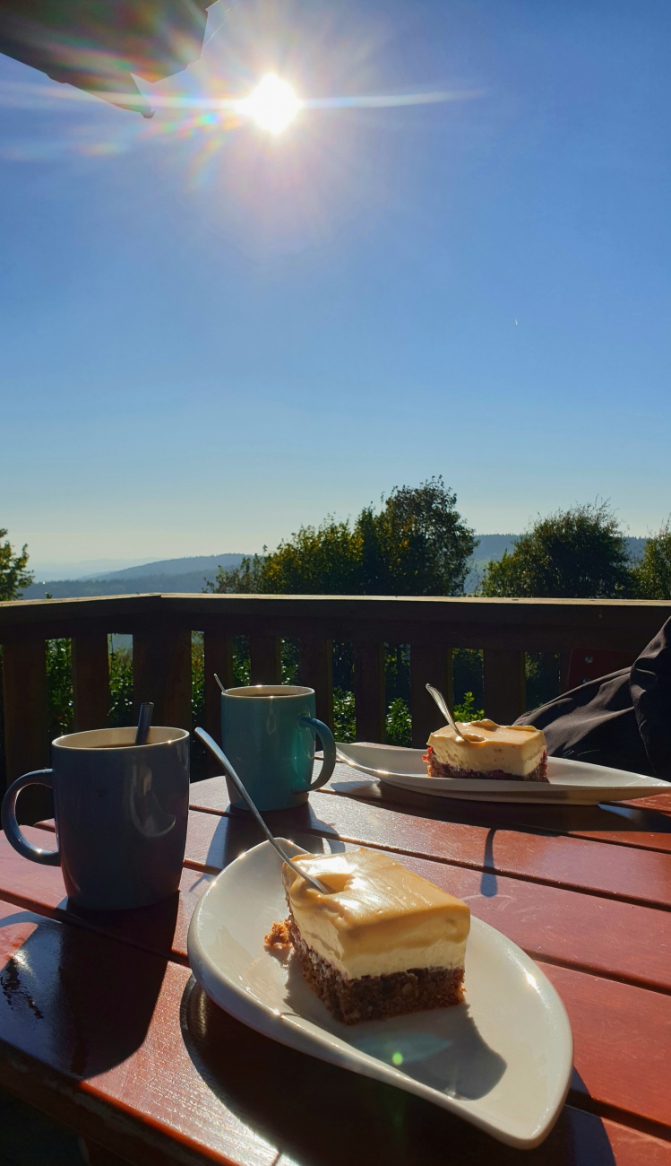 Foto: Martin Zehrer - Oben, am Armesberg auf der Terrasse vom Mesnerhaus. Ein himmlisches Kuchen-Frühstück nach der Früh-Wanderung!<br />
 