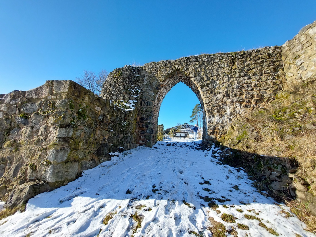 Foto: Martin Zehrer - Herrliche Winter-Wanderung zum waldecker Schlossberg.<br />
Sonne, blauer Himmel und ein Rucksack mit guter Brotzeit.<br />
Was für ein wunderschöner Tag zu zweit! :-) 