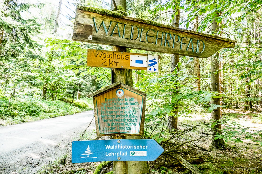 Foto: Martin Zehrer - Nur noch zwei Kilometer bis zur Gaststätte Waldhaus, dann gibts eine Brotzeit. ;-) 