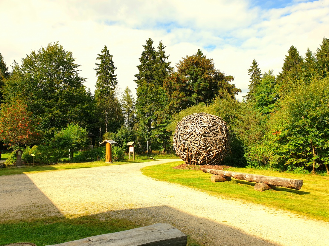 Foto: Martin Zehrer - Fantastische Holz-Kugel im Wildpark Mehlmeisel...<br />
E-Bike-Tour von Immenreuth aus durch den Wald nach Mehlmeisel.<br />
<br />
26. August 2021<br />
 