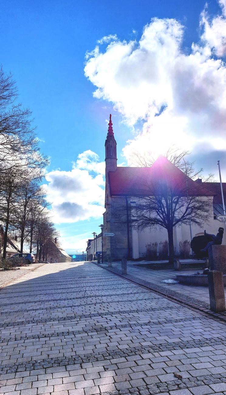 Foto: Martin Zehrer - Die Sonne hinter der kleinen Kapelle in Erbendorf.  