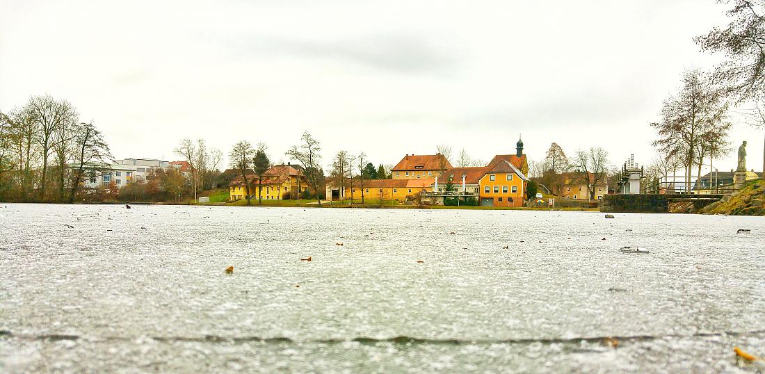 Foto: Jenny Müller - Ein Abschnitt des phantastischen Karpfenweges führt am kemnather Stadtweiher vorbei, der wegen der momentan winterlichen Temperaturen teilweise zugefroren ist. 