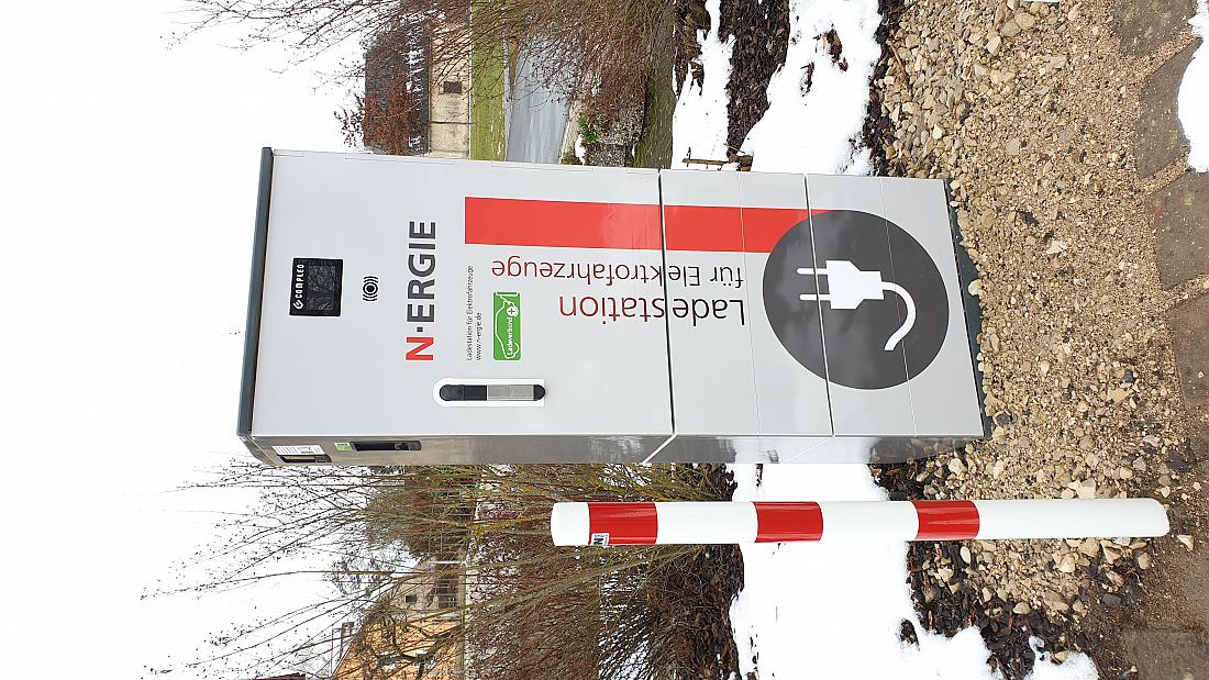 Foto: Martin Zehrer - Eine Ladesäule für Elektroautos am Campingplatz in der Nähe des Eisweihers in Kemnath 