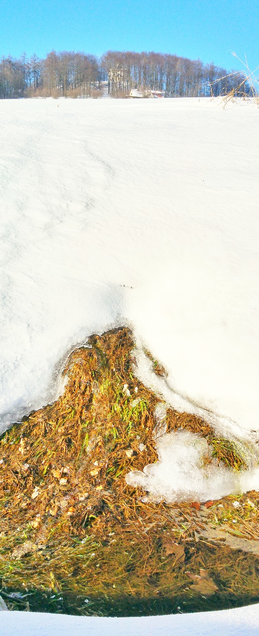 Foto: Jennifer Müller - Ein kleiner Wasserfall am Fuße des Armesberg. Der Schnee schmilzt langsam und der Frühling kommt näher 