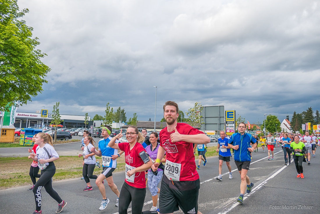 Foto: Martin Zehrer - Nofi-Lauf 2017: Start am Stadtplatz und Ziel beim Siemens... 5,9 Kilometer durch Kemnath und rund herum. Mehr als 8000 Teilnehmer fanden sich in Kemnath zusammen um die S 