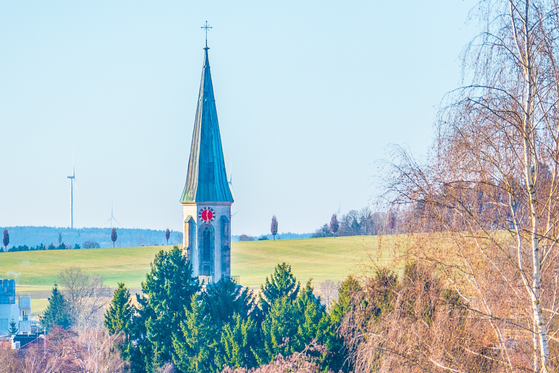 Foto: Martin Zehrer - Der Kirchturm der kemnather Kirche. Von weitem ragt er &uuml;ber die Stadt Kemnath und dient auch gut zur Orientierung. 