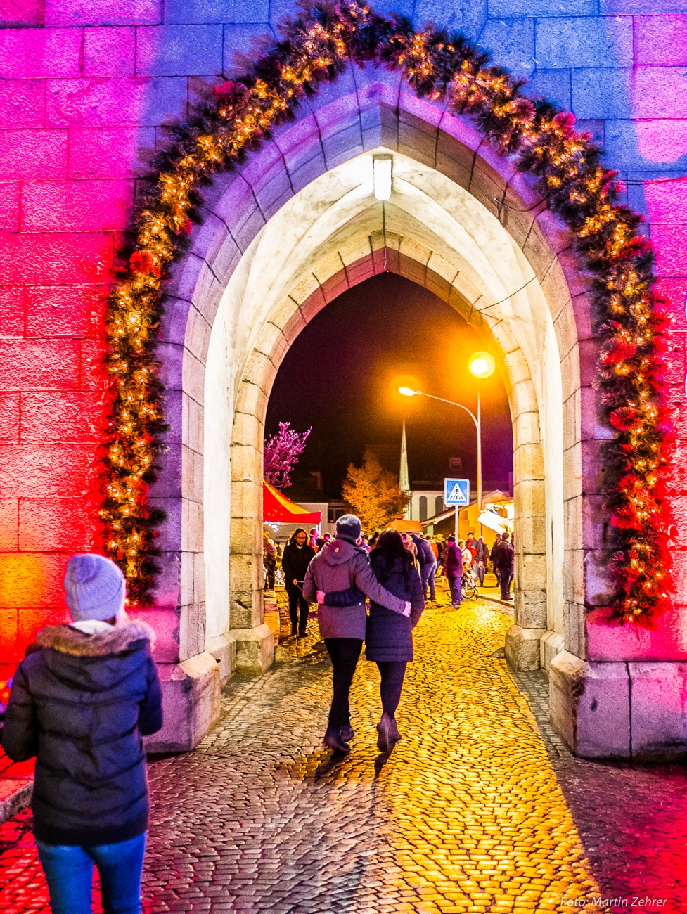 Foto: Martin Zehrer - Durch den bunt beleuchteten kemnather Kirchturm durch. Kemnather candlelight-shopping am 8. Dezember 2018... 