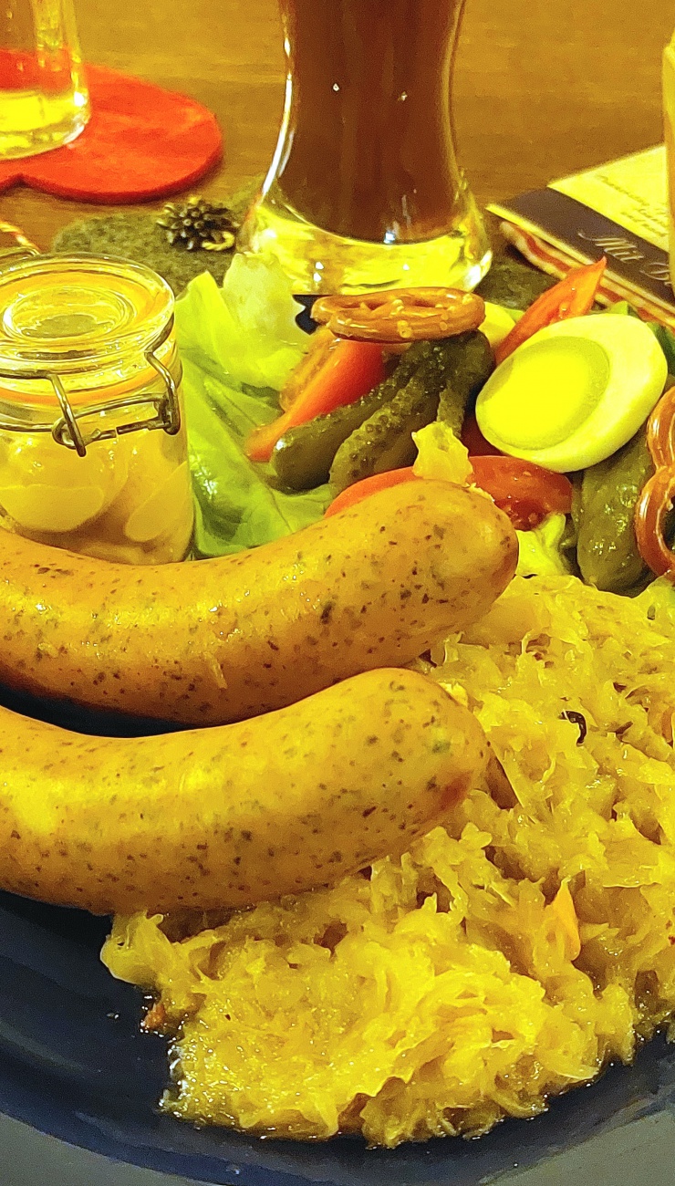 Foto: Martin Zehrer - Brotzeit in der Neusorger Kegelbahn. 