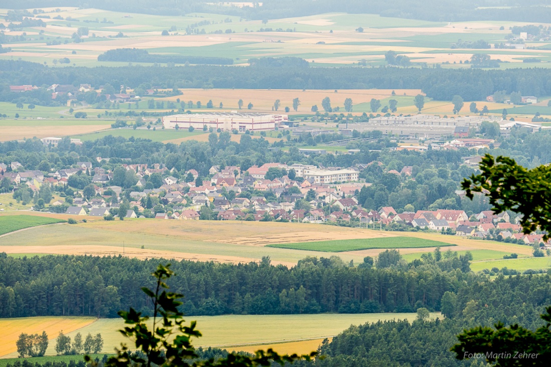 Foto: Martin Zehrer - Kemnath vom Armesberg aus fotografiert... hinterhalb die zwei größeren Fabrikgebäude gehören zum einen zu Hegele (links) und Siemens (rechts) 