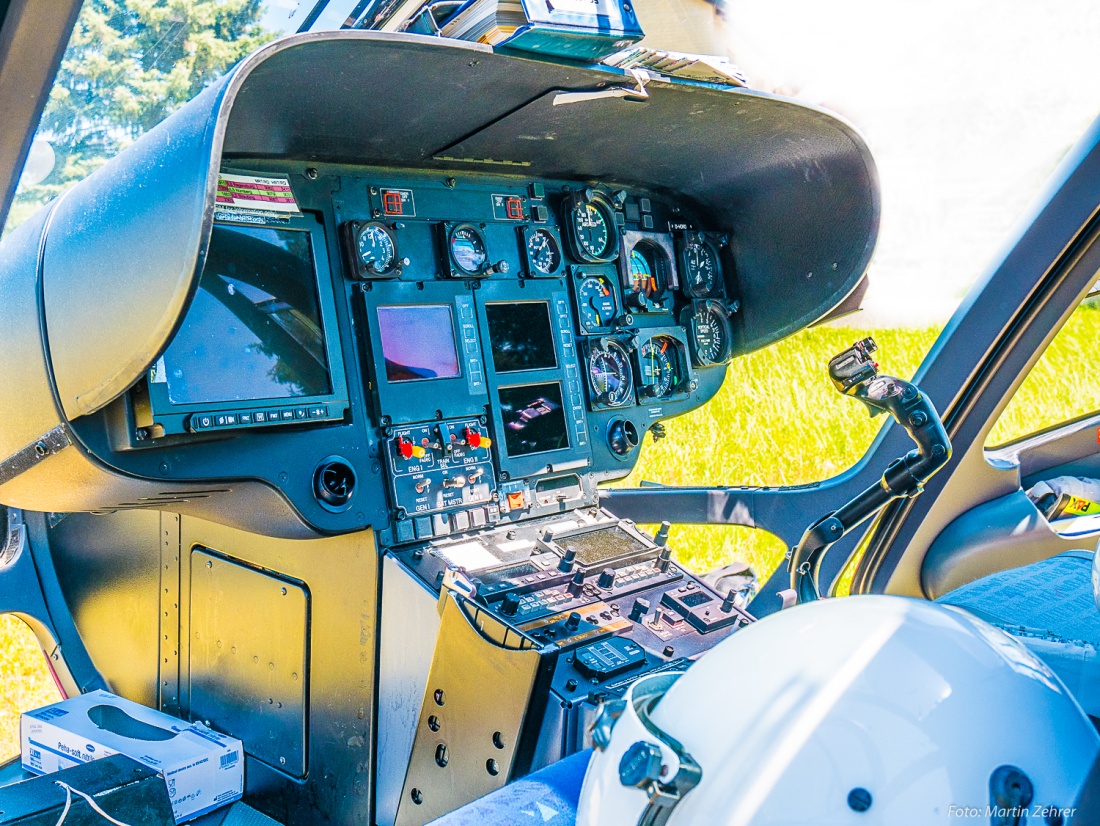 Foto: Martin Zehrer - Im Hubschrauber... Das Cockpit mit den zahlreichen Instrumenten... 