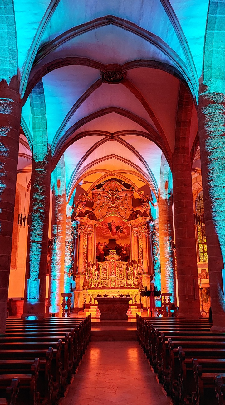 Wunderschöne Illumination der  Pfarrkirche Mariä Himmelfahrt in Kemnath. 

