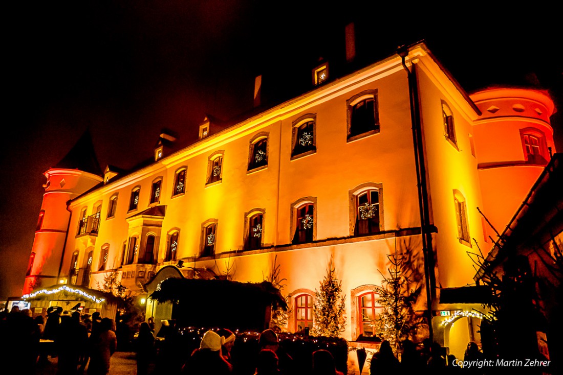 Foto: Martin Zehrer - Einfach eine sehr schöne, weihnachtliche Stimmung. Das ganze Schloss von Wildenreuth wurde angeleuchtet. Schon von weitem gut zu erkennen. Hinter dem Schloss findet die F 