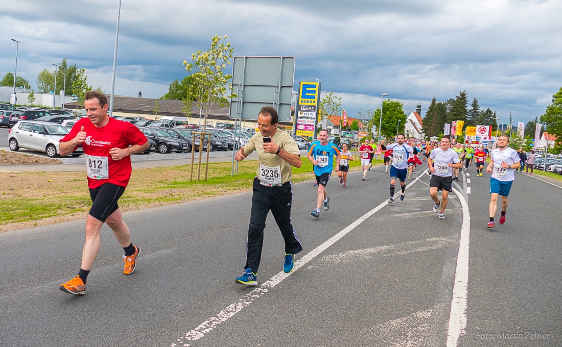 Foto: Martin Zehrer - Nofi-Lauf 2017: Start am Stadtplatz und Ziel beim Siemens... 5,9 Kilometer durch Kemnath und rund herum. Mehr als 8000 Teilnehmer fanden sich in Kemnath zusammen um die S 
