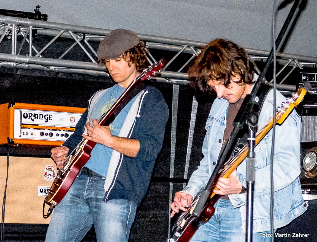 Foto: Martin Zehrer - Zwei Gitarren... Timo und Hechti von KOSMODROM auf der Bühne... Mondsichelnacht in Selb - Stoner Rock 