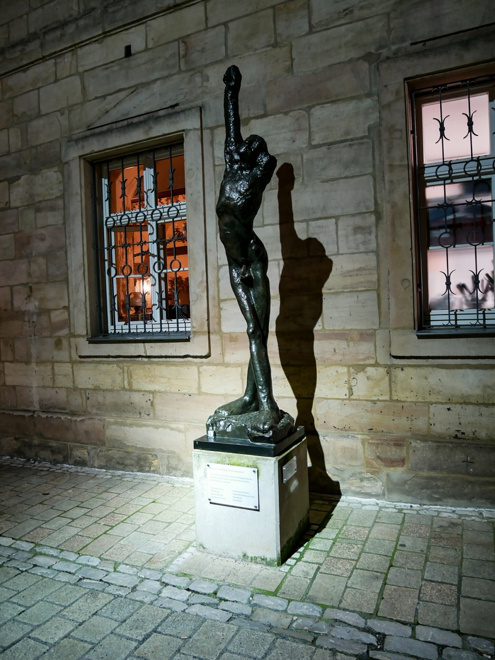 Foto: Martin Zehrer - Dieses Kunstwerk befindet sich vor einem Museum in Bayreuth... 