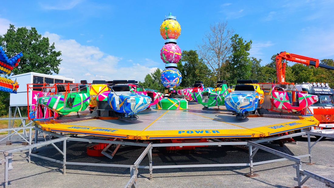 Foto: Martin Zehrer - Aufbau läuft!!! Erste Fahrgeschäfte stehen bereits, am 17.8.2023 beginnt das Wiesenfest in Kemnath.  