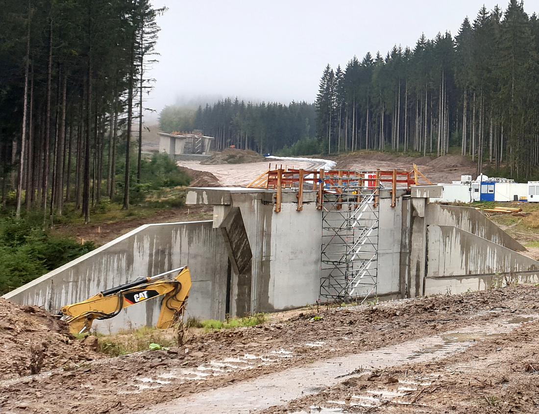 Foto: Martin Zehrer - Straßenbau-Projekt am hessenreuther Berg, auch Abspann genannt.<br />
Enorme Erdbewegungen werden hier unternommen und große Bauwerke gesetzt um den Ausbau der Strasse voranzu 