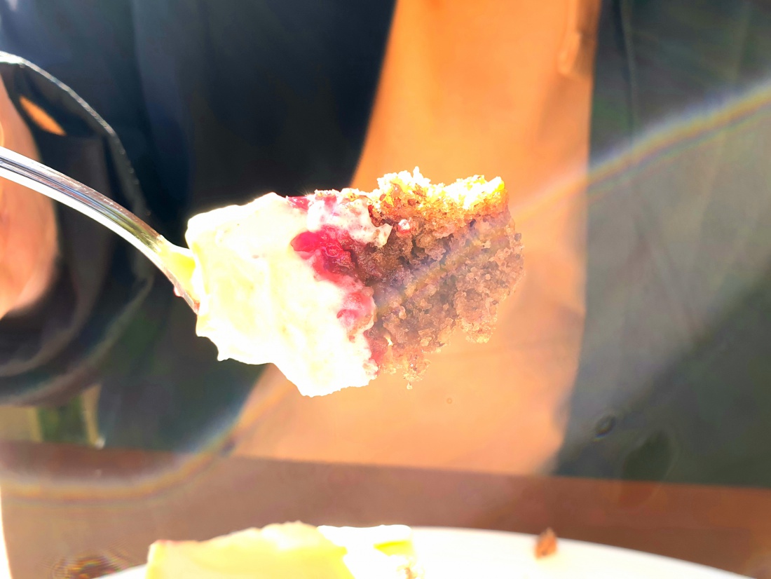 Foto: Martin Zehrer - Oben, am Armesberg auf der Terrasse vom Mesnerhaus. Ein himmlisches Kuchen-Frühstück nach der Früh-Wanderung! 