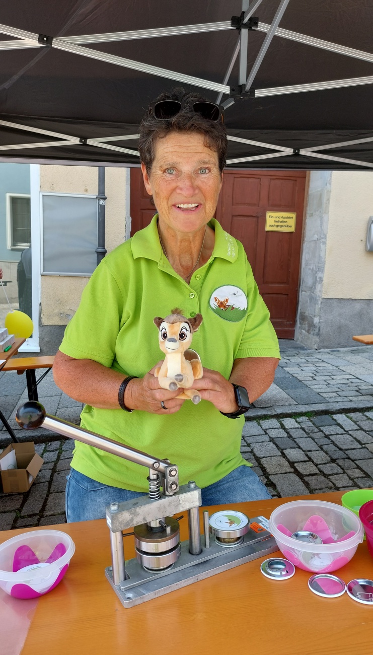 Foto: Martin Zehrer - Manu am Stand der Rehkitzrettung in Eschenbach beim Bauernmarkt. <br />
<br />
Umfangreich erklärte uns Manu, die vor kurzem selbst den Drohnen-Führerschein absolvierte, wie die Re 