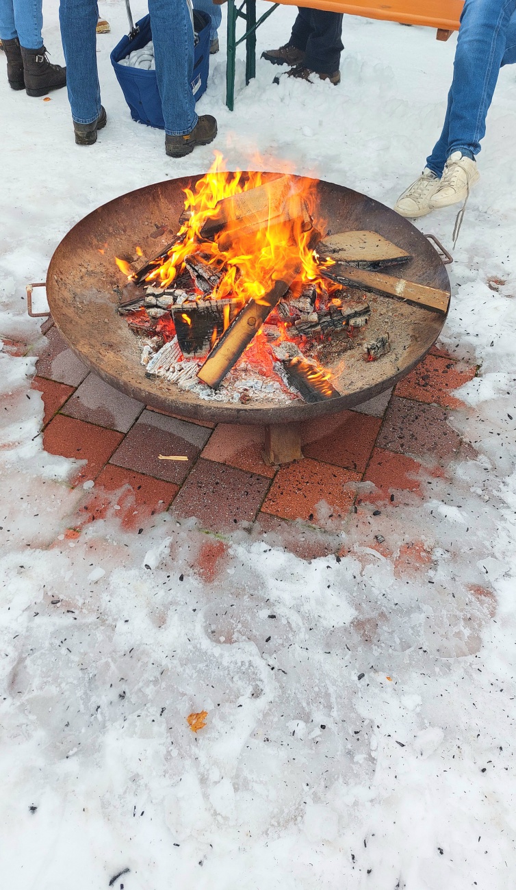Feuer zum Aufwärmen beim Neujahrs-Schwimmen in Immenreuth. 