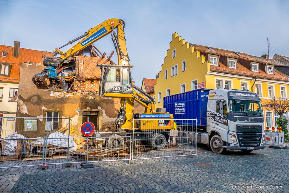 Foto: Martin Zehrer - Der Bagger greift den Bauschutt mit seinem Greifer und sortiert gleich den Schutt nach Material. Rechts im Bild ist der Container zu sehen. Wenn dieser mit Abbruchmateria 