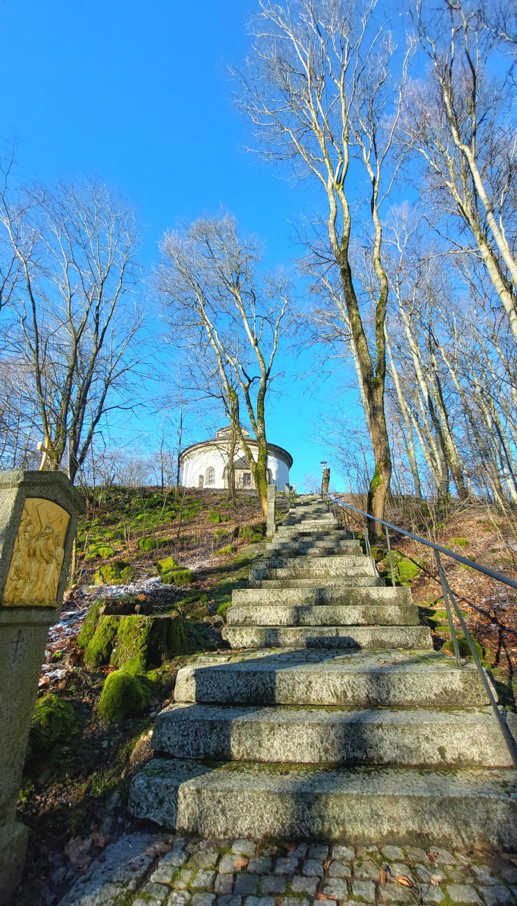 Foto: Martin Zehrer - Die Treppe hoch zur Armesberg-Kirche... 