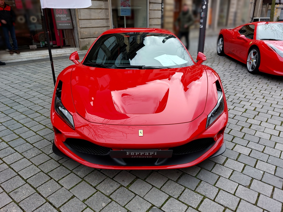 Foto: Martin Zehrer - WooooW - Ferrari, gesehen in Bayreuth...<br />
<br />
530kw/720PS<br />
0-100 in 2,9 Sekunden<br />
Vmax über 340km/h<br />
Preis 308.000 Euro<br />
Erstzulassung Nov. 2020 