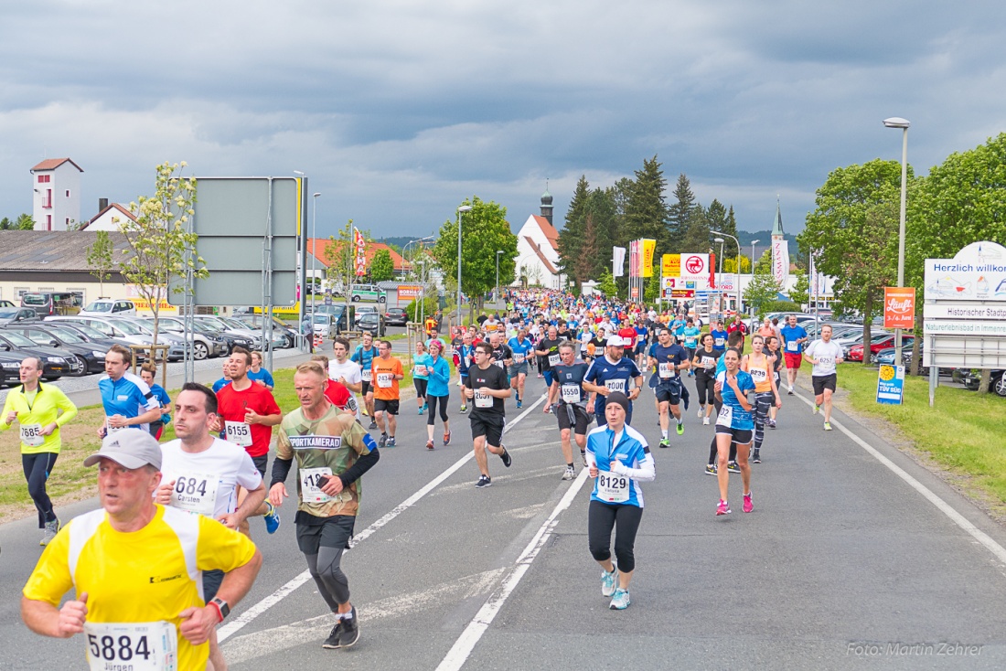 Foto: Martin Zehrer - Nofi-Lauf 2017: Start am Stadtplatz und Ziel beim Siemens... 5,9 Kilometer durch Kemnath und rund herum. Mehr als 8000 Teilnehmer fanden sich in Kemnath zusammen um die S 