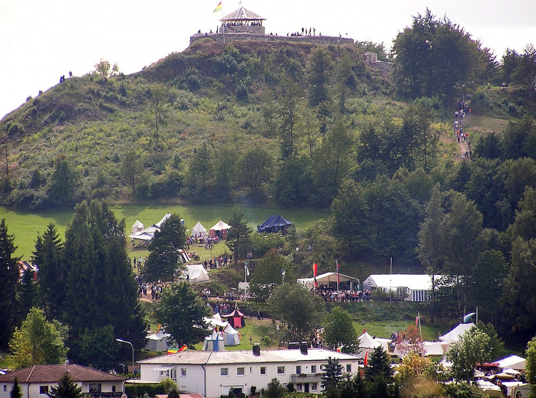 Foto: Martin Zehrer - Foto vom Ritterfest auf dem Schlossberg bei Waldeck 2009. Gut zu erkennen ist auch das Holz-Konstruktions-Dach oben auf dem Aussichtsturm, das dann später wieder abgebaut 