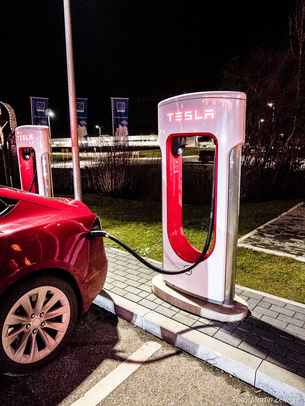 Foto: Martin Zehrer - Tesla Model S an der Ladesäule von Tesla. Bezeichnet wird dieser Typ Ladesäule von Tesla mit dem Begriff TESLA SUPERCHARGER... 