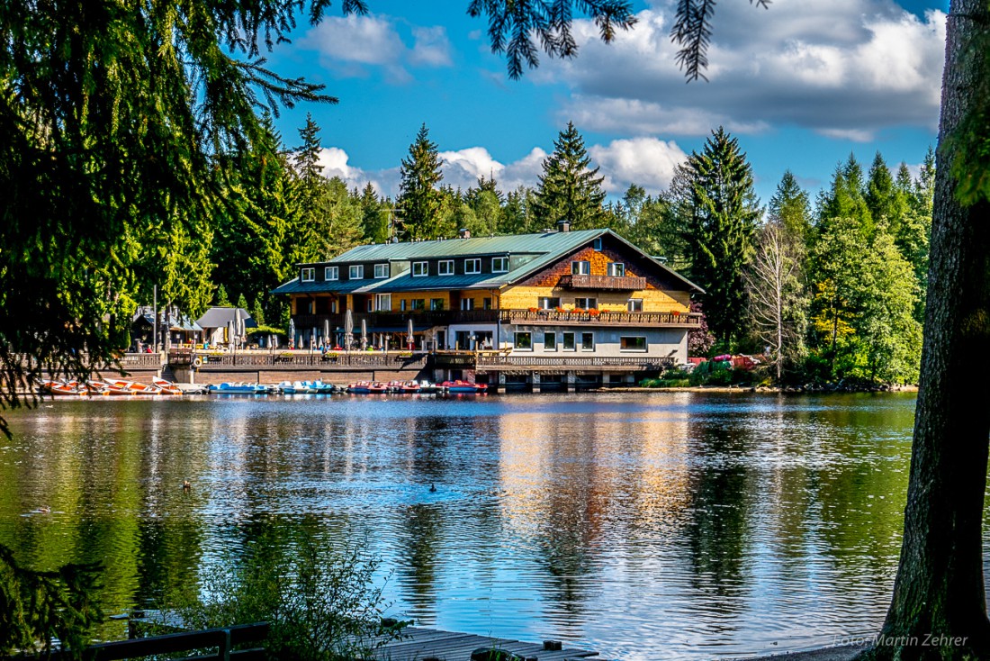 Foto: Martin Zehrer - Das Gasthaus am Fichtelsee vom gegenüberliegenden Ufer aus fotografiert. Dort kann man gut einkehren 