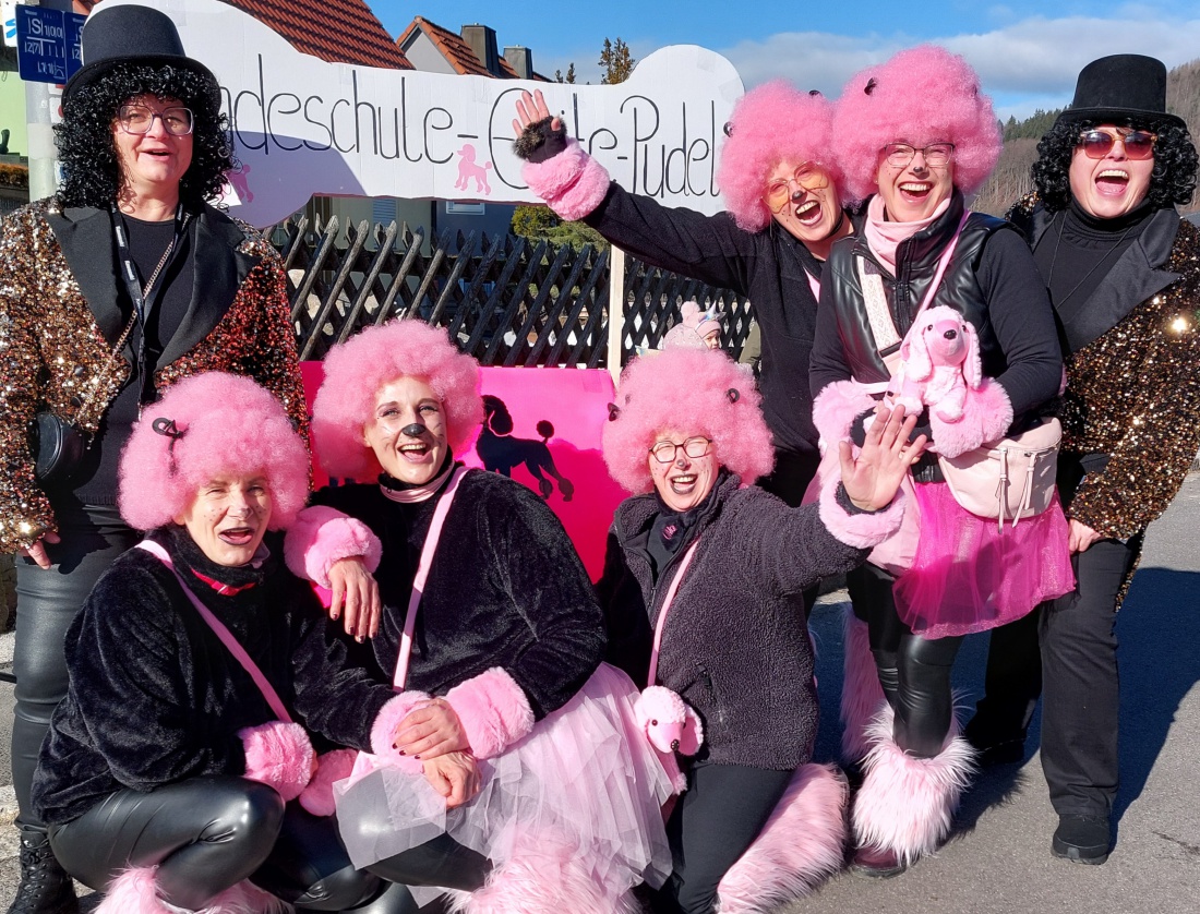 Faschingszug durch Waldeck 2026 - WCV Helau!!!

Am 15. Februar 2026 war es wieder soweit. Tausende Besucher jubelten den Narren zu, das Wetter wurde wie bestellt, wunderschön. Die Sonne strahlte und alle Menschen waren voller Faschings-Laune. WCV Helau!!!!