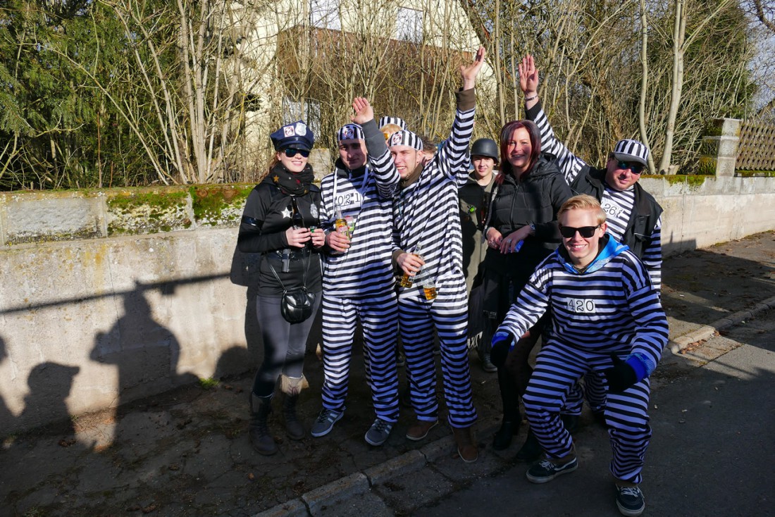 Foto: Martin Zehrer - Ausgang? Sträflinge und Polizei... ;-)<br />
<br />
44. Faschingszug durch Waldeck am 7. Februar 2016!<br />
<br />
Tanzen, lachen und Gaudi machen ;-)<br />
<br />
Viele Gaudiwagen und unzählige Besu 