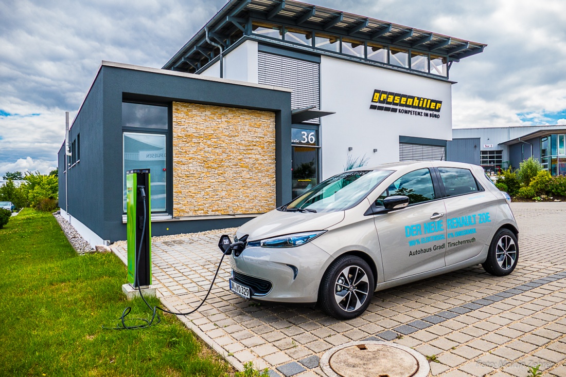 Foto: Martin Zehrer - Unterwegs mit dem Elektroauto ZOE. Kaffee-Pause mit Testfahrer Norbert in Amberg und Auftanken des E-Autos an einer uns bis dahin unbekannten Ladesäule der Firma Grasenhi 