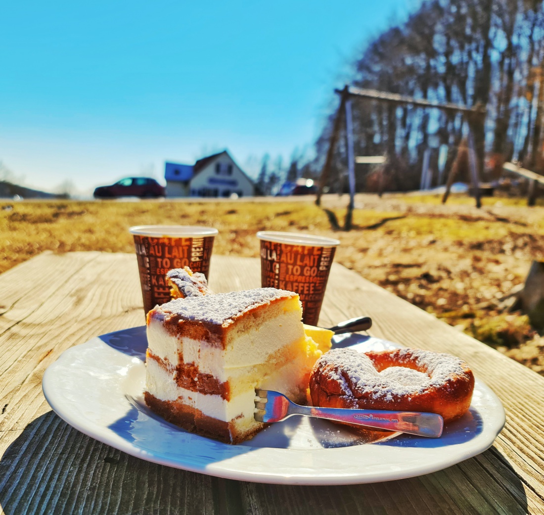 Foto: Jennifer Müller - Um alles noch perfekter zu machen... Kaffee und Kuchen unterhalb der Kirche am Armesberg. Ein unglaublich schöner Sonntag-Mittag! 