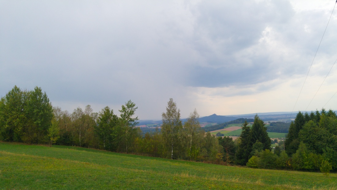 Foto: Martin Zehrer - 21.09.2018 - Nachmittags, auf der wunderbaren Godaser Höhe... Regenwolken in der Ferne... Links vom Rauhen Kulm ziehen Regenwolken übers Land. Nach den vergangenen sommer 