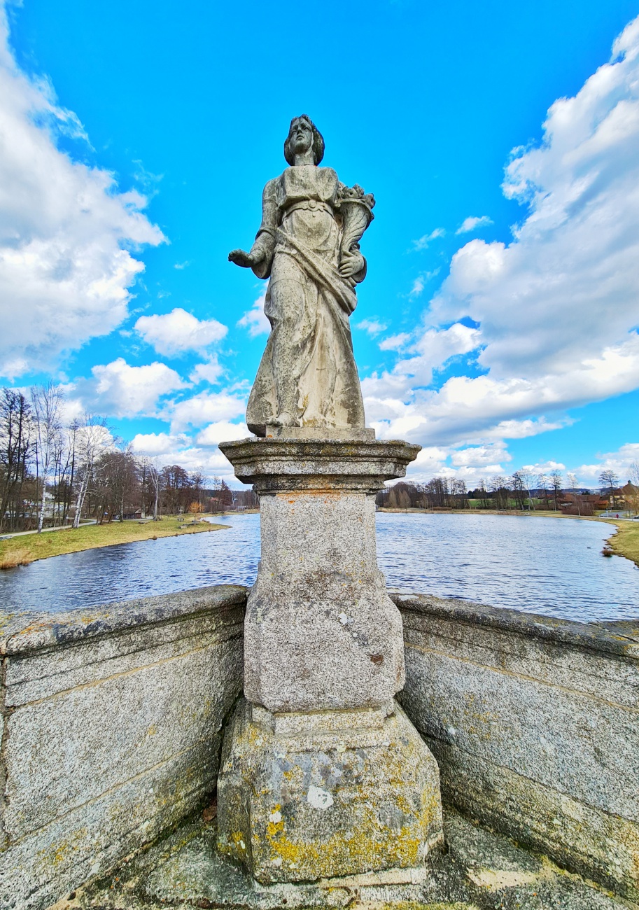 Foto: Jennifer Müller - Die Statue der römischen Göttin des Ackerbaus und der Fruchtbarkeit... Sie wird Ceres genannt. Man kann sie auf der 92 Meter langen Fischhofbrücke in Tirschenreuth bestau 