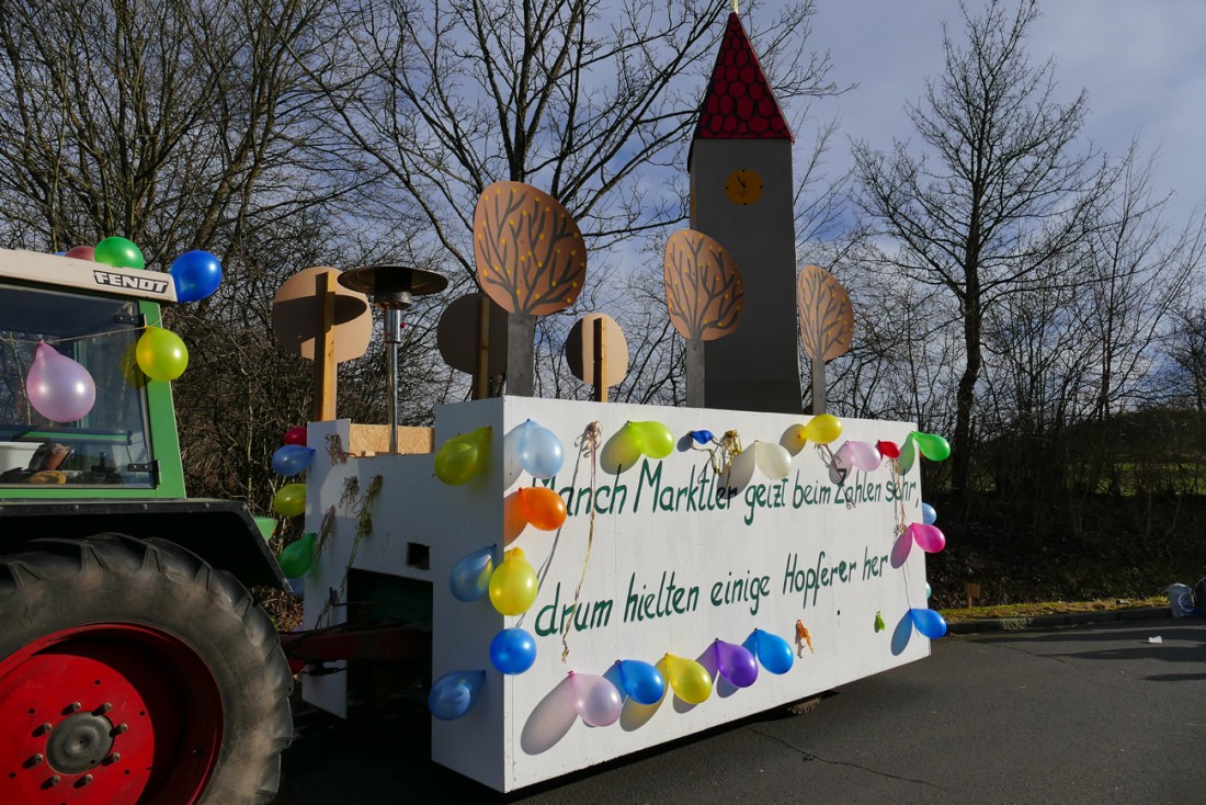 Foto: Martin Zehrer - 44. Faschingszug durch Waldeck am 7. Februar 2016!<br />
<br />
Tanzen, lachen und Gaudi machen ;-)<br />
<br />
Viele Gaudiwagen und unzählige Besucher trafen in Waldeck aufeinander.<br />
Die M 