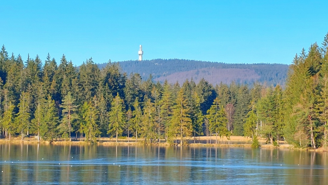 Foto: Martin Zehrer - Der Blick über den gefrorenen Fichtelsee hinauf zum ehemaligen Horchposten  Schneeberg-Turm. 