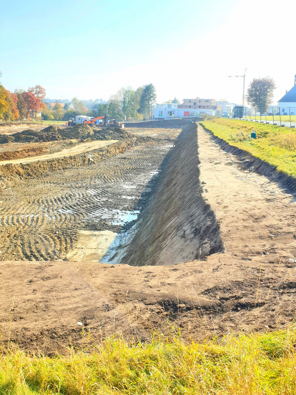 Foto: Martin Zehrer - Realschul Baustelle in Kemnath...<br />
Im Rekord-Tempo wurden gewaltige Mengen des Erdreichs abgetragen und gegenüber auf der Sportplatz-Baustelle wieder angefüllt.<br />
An der B 