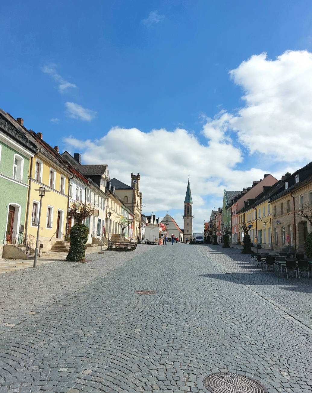 Foto: Martin Zehrer - Marktsonntag am 3. April 2022.<br />
Nur rund 10 - 12 Verkaufsstände hatten sich auf dem kemnather Stadtplatz aufgestellt.<br />
Nachmittags strömten dann Besucher nach Kemnath.<br />
A 